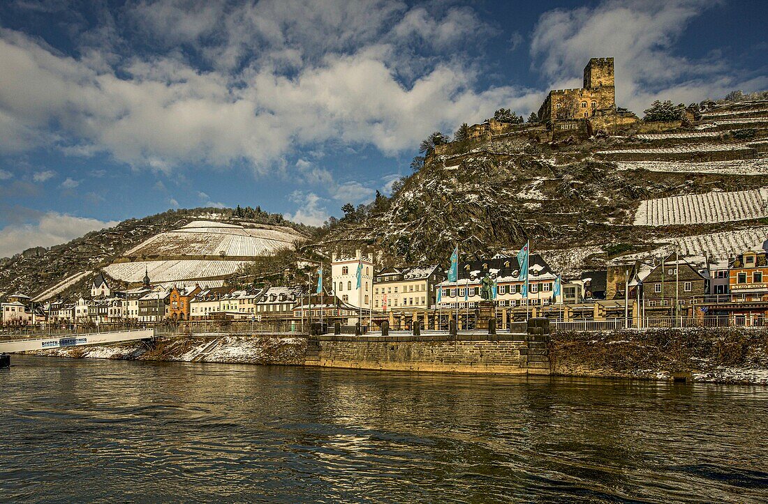 Die Altstadt von Kaub, Weinberge und Burg Gutenfels im Winter, Oberes Mittelrheintal, Rheinland-Pfalz, Deutschland