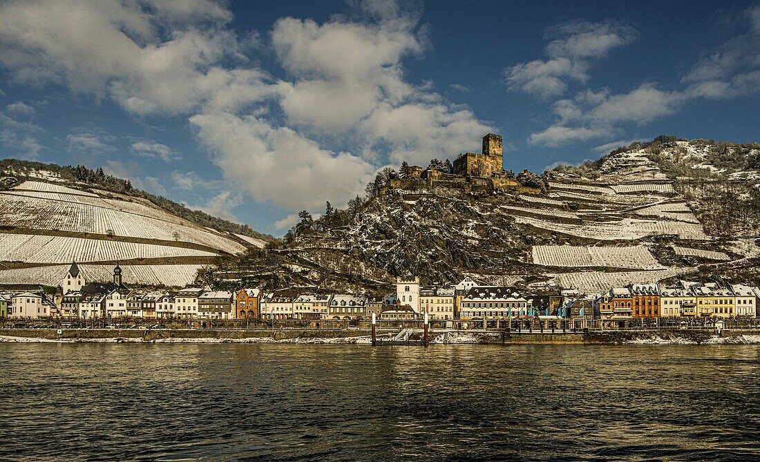  Wintry atmosphere in Kaub, view over the Rhine to the old town, the vineyards and Gutenfels Castle, Upper Middle Rhine Valley, Rhineland-Palatinate, Germany 