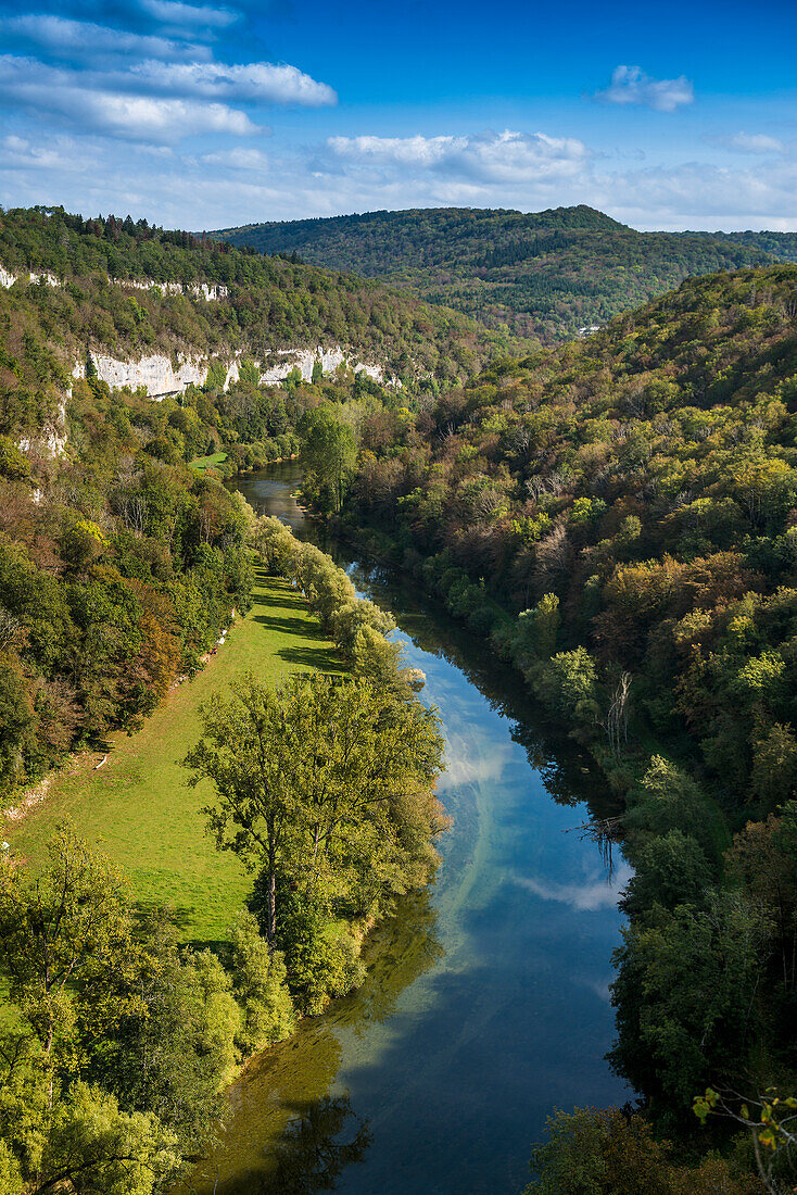 Fluss mit Schlucht und herbstlich verfärbtem Wald, Tal der Loue, Lizine, bei Besançon, Département Doubs, Bourgogne-Franche-Comté, Jura, Frankreich