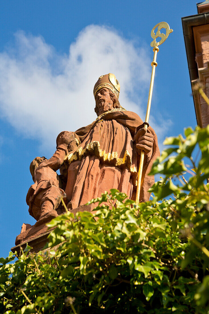 Die Statue des St. Martin vor der Kirche St. Martin, Weinstraße, Rheinland-Pfalz, Deutschland