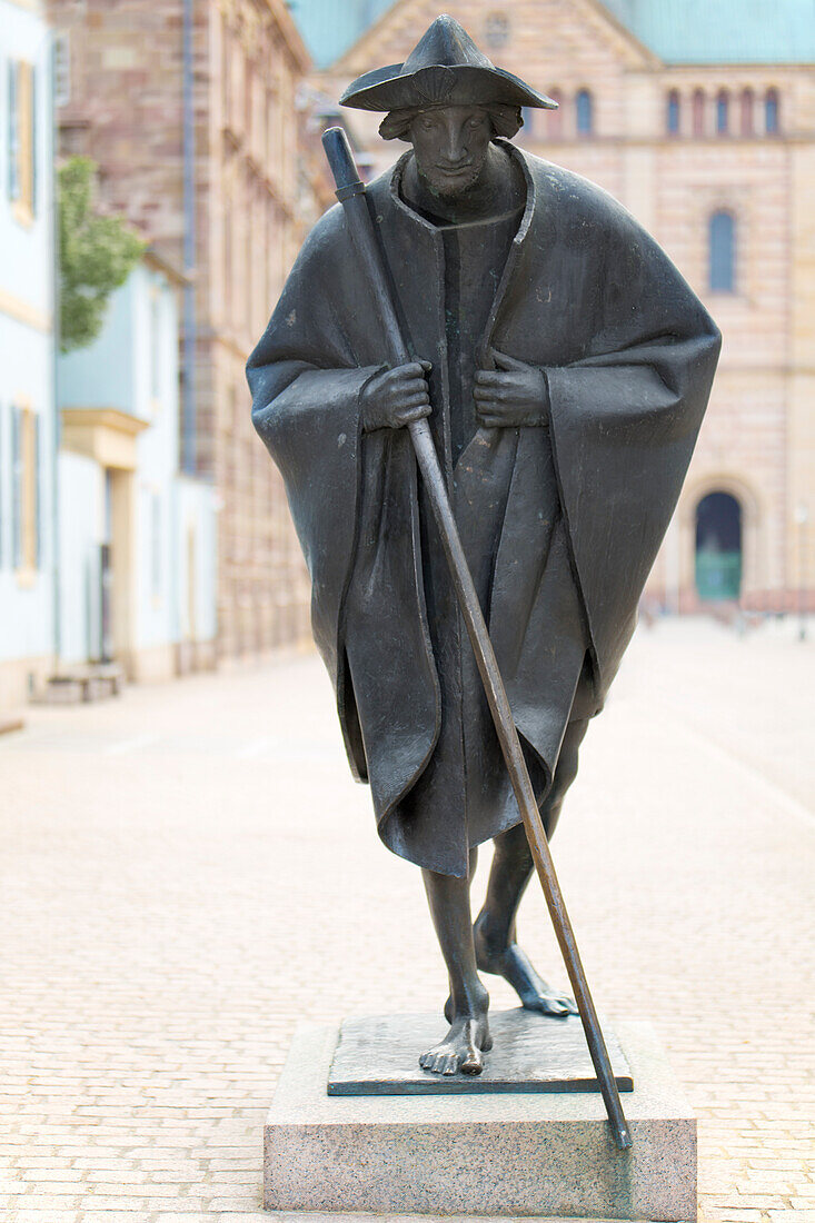 Die Statue des Jakobspilgers vor dem Dom von Speyer, Speyer, Rheinland-Pfalz, Deutschland