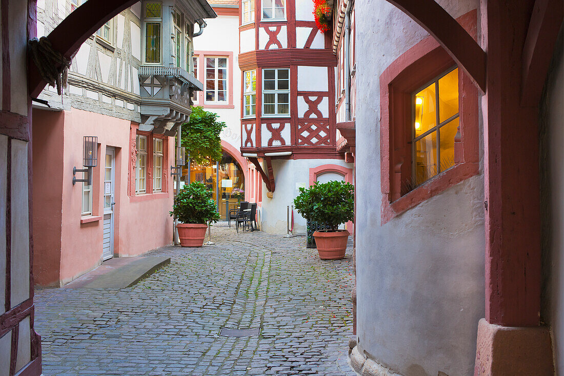  Inner courtyard on Rathausstrasse in Neustadt an der Weinstrasse, Rhineland-Palatinate, Germany\n 