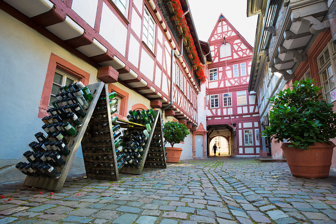  Inner courtyard on Rathausstrasse in Neustadt an der Weinstrasse, Rhineland-Palatinate, Germany\n 