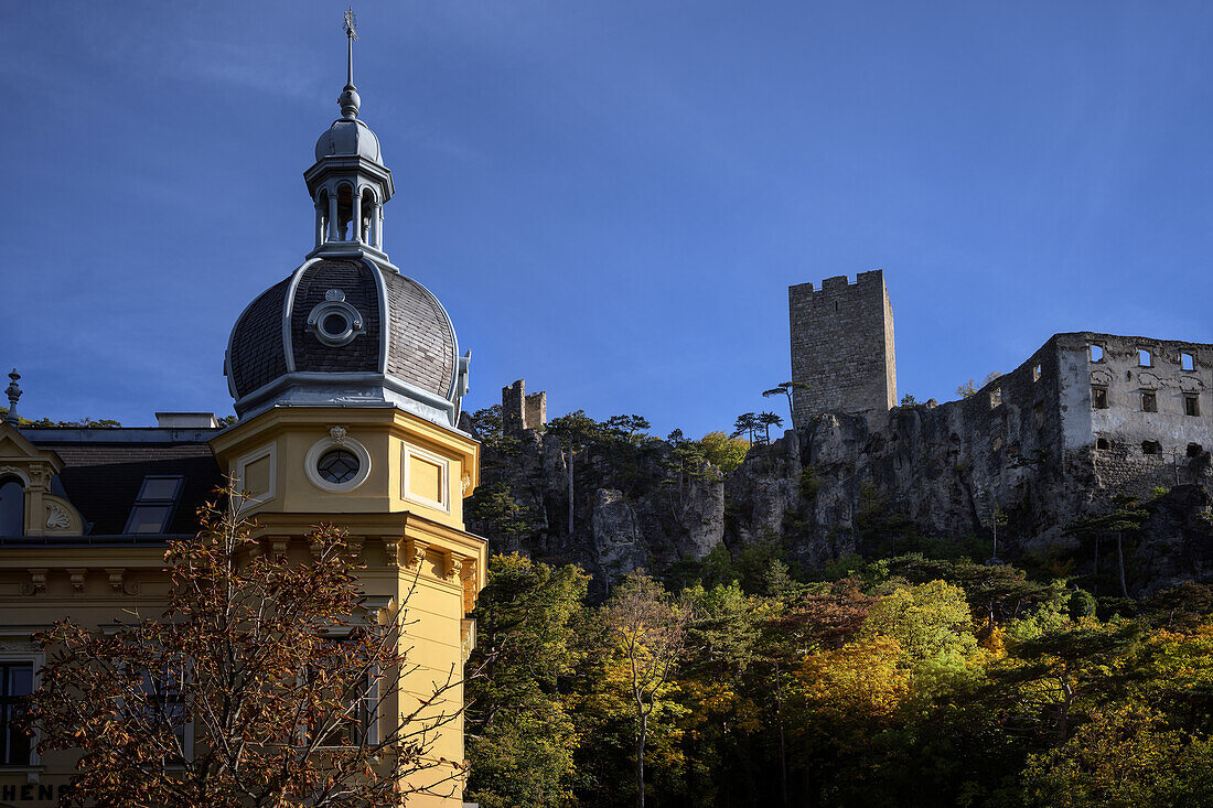  Villa Rauhenstein (left) and Rauhenstein castle ruins, Baden near Vienna, Helenental, Lower Austria, Austria, Europe 