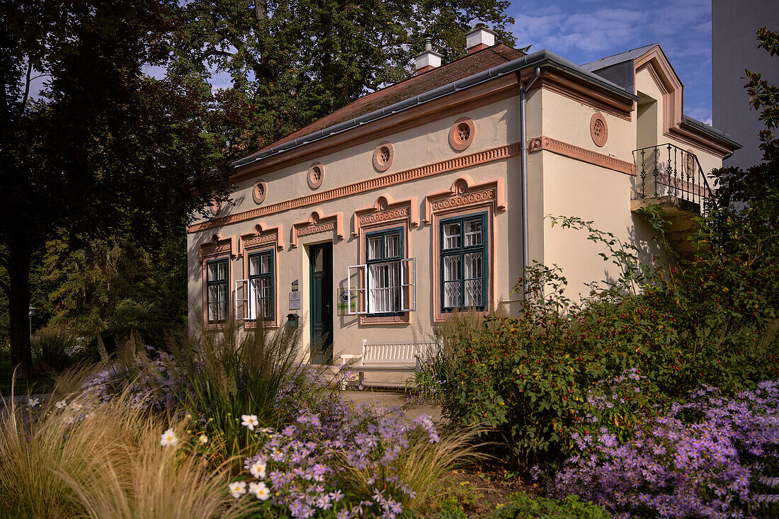 UNESCO Welterbe "Die bedeutenden Kurstädte Europas", Klassizistisches Haus am Eingang zum Doblhoffpark (Rosarium), Baden bei Wien, Niederösterreich, Österreich, Europa