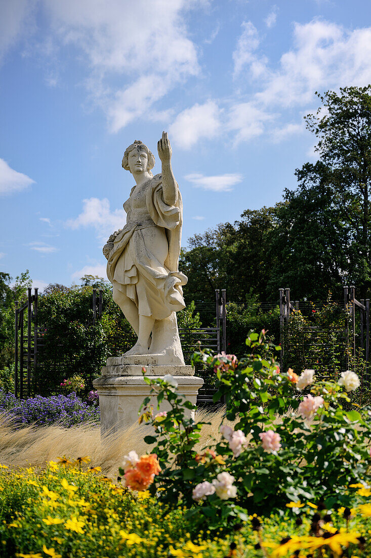 UNESCO Welterbe "Die bedeutenden Kurstädte Europas", Skulptur "Die unbekannte Schön" im Doblhoffpark (Rosarium), Baden bei Wien, Niederösterreich, Österreich, Europa