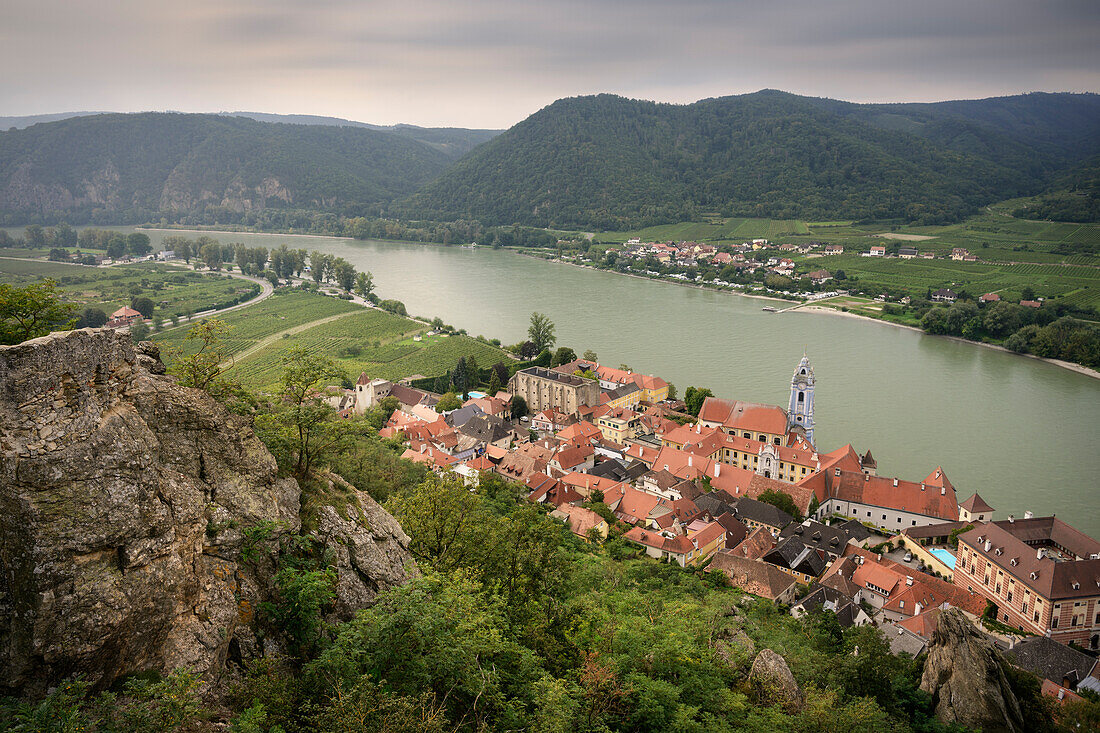  View from the castle ruins to the church of Dürnstein Parish, Dürnstein Abbey, UNESCO World Heritage Site &quot;Wachau Cultural Landscape&quot;, Dürnstein, Lower Austria, Austria, Danube, Europe 