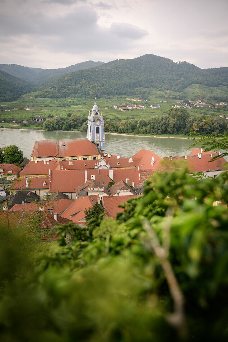  View of the Dürnstein parish church, Dürnstein Abbey, UNESCO World Heritage “Wachau Cultural Landscape”, Dürnstein, Lower Austria, Austria, Danube, Europe 