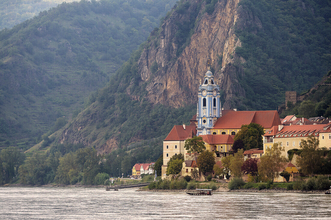kleine Fährboote überqueren die Donau beim Stift Dürnstein, UNESCO Welterbe "Kulturlandschaft Wachau", Dürnstein, Niederösterreich, Österreich, Europa
