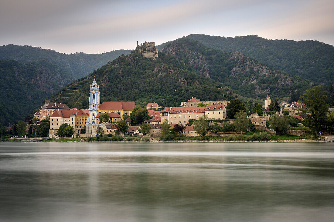  View over the Danube near Rossatz to Dürnstein with a striking monastery and castle ruins, UNESCO World Heritage &quot;Wachau Cultural Landscape&quot;, Dürnstein, Lower Austria, Austria, Danube, Europe 
