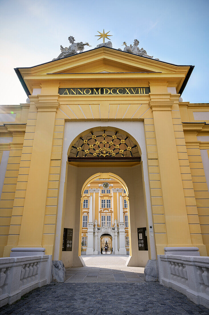 Enfilade durch mehrere Eingangstore vom Stift Melk, UNESCO Welterbe "Kulturlandschaft Wachau", Melk, Niederösterreich, Österreich, Europa