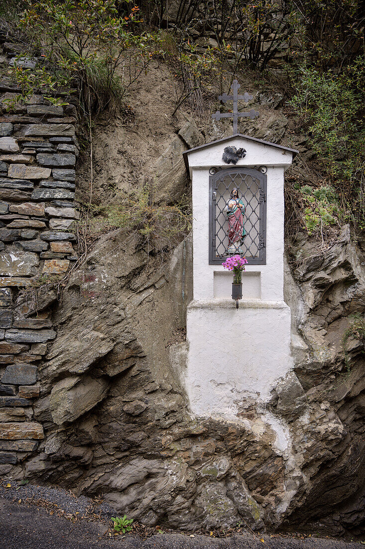  Small Jesus altar along the hiking trails through the vineyards, UNESCO World Heritage “Wachau Cultural Landscape”, Stein district near Krems an der Donau, Lower Austria, Austria, Europe 