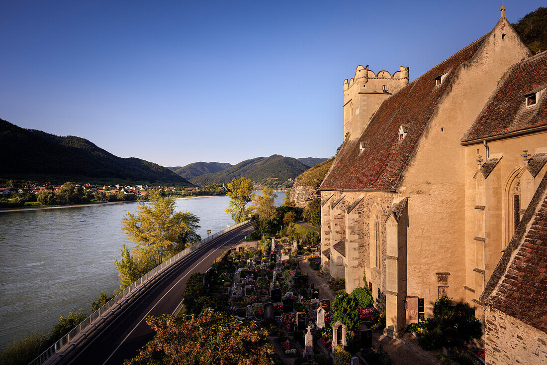  View of the fortified church of St. Michael next to the Danube, UNESCO World Heritage Site &quot;Wachau Cultural Landscape&quot;, St Michael, Lower Austria, Austria, Europe 
