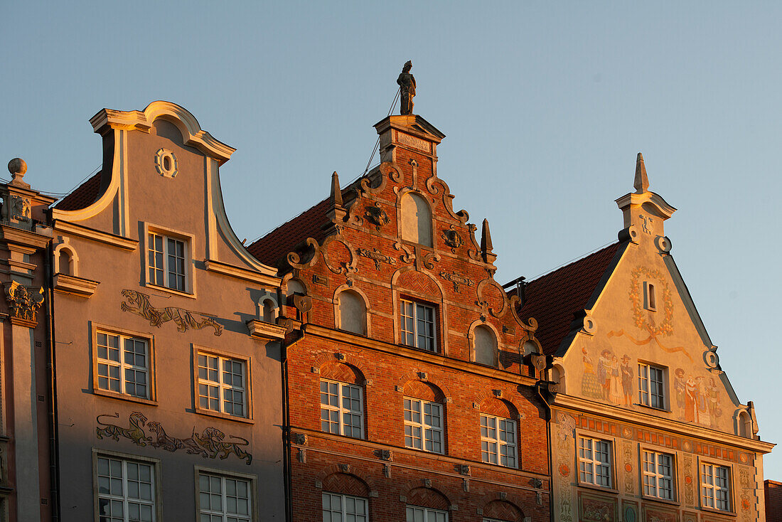 Gdansk, Danzig; mit Skulpturen und Malerei verzierte Fassaden historischer Patrizierhäuser, Polen