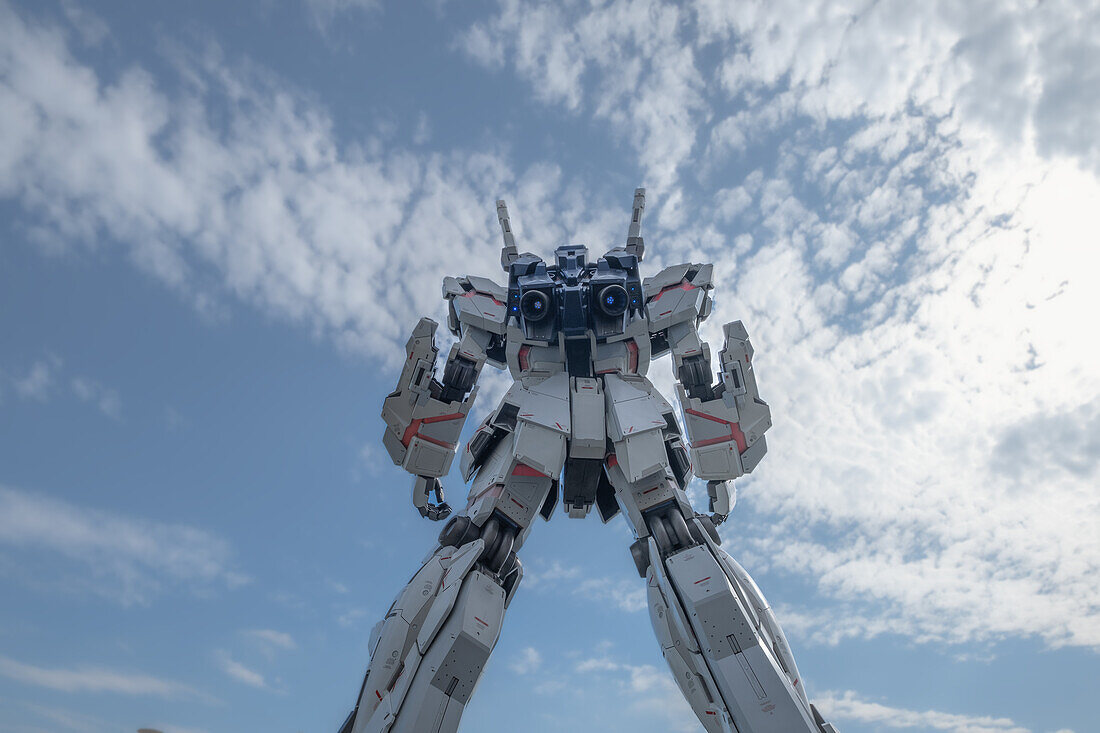 Ein lebensgroßer Gundam-Kampfroboter auf einer künstlichen Insel, Odaiba, Tokio, Tokyo, Japan, Asien