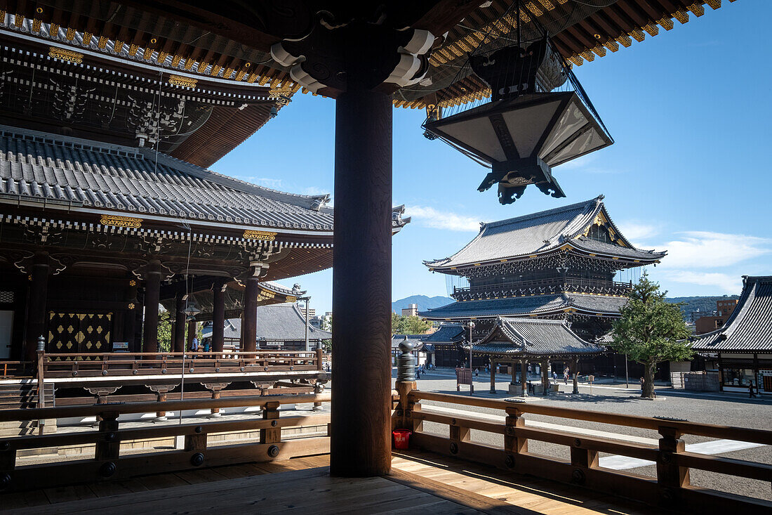 Der Blick auf die Higashi-Honganji Tempel bei Tag, im Hintergrund das Founder's Hall Gate (Goei-do Mon), Kyoto, Japan, Asien