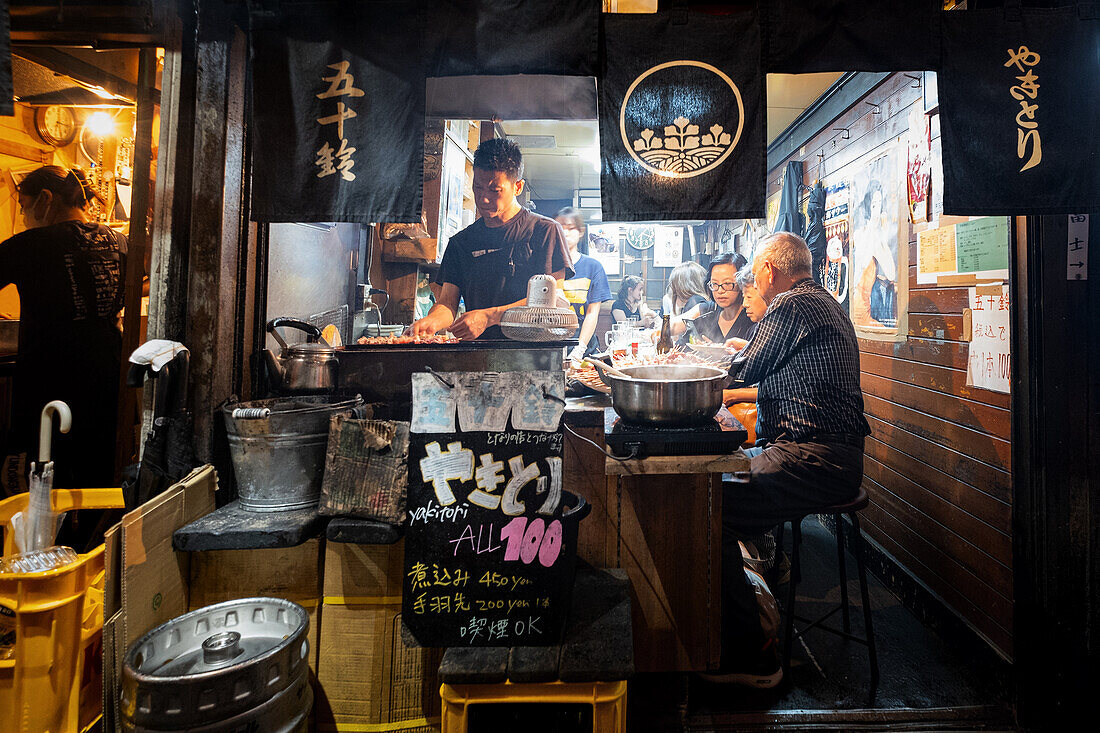 Menschen sitzen nachts in einem Schnellimbiss, Shinjuku City, Tokio, Tokio, Japan