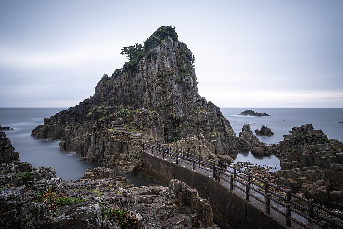 Steilküste im japanischen Mikuni, alte Klippen am Meer, Hokoshima Shrine, Sakai, Präfektur Fukui, Japan
