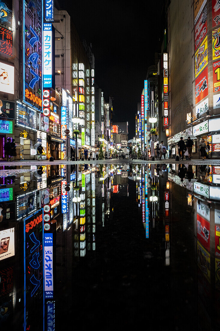 Die Straßen von Shinjuku bei Nacht, Shinjuku City, Tokio, Tokyo, Japan, Asien