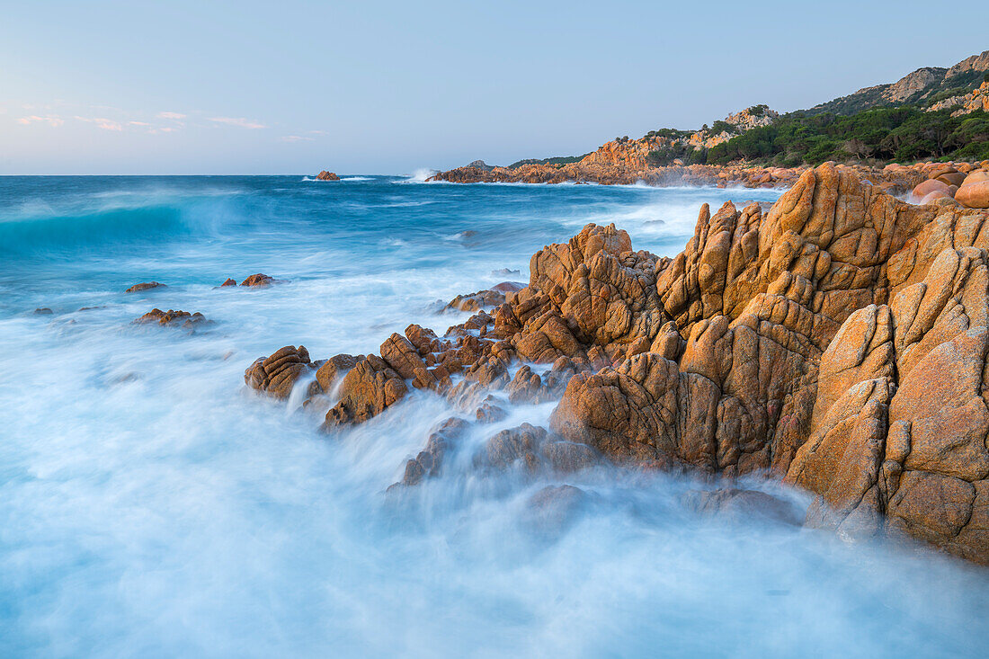 Rote Felsen an der Küste nahe Capo Camino, Sardinien, Italien