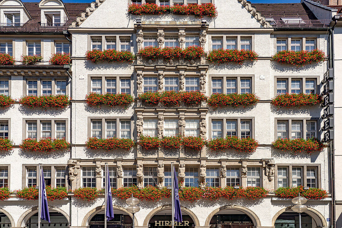 Blumenschmuck an der Fassade des Bekleidungsgeschäft Hirmer in München, Bayern, Deutschland, Europa 