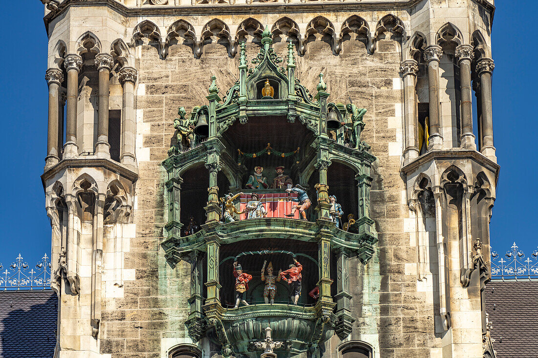 Das Glockenspiel am neuen Rathaus in München, Bayern, Deutschland