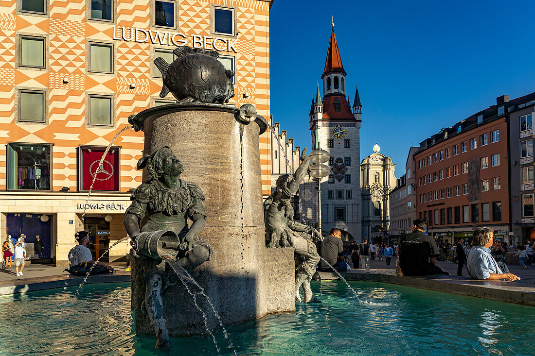 Fischbrunnen auf dem Marienplatz, Kaufhaus Ludwig Beck und Altes Rathaus in München, Bayern, Deutschland