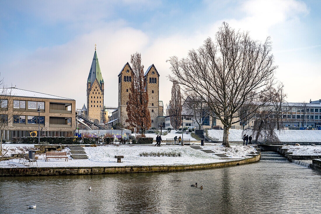 Paderquellen, Dom und Abdinghofkirche in Paderborn, Nordrhein-Westfalen, Deutschland, Europa 