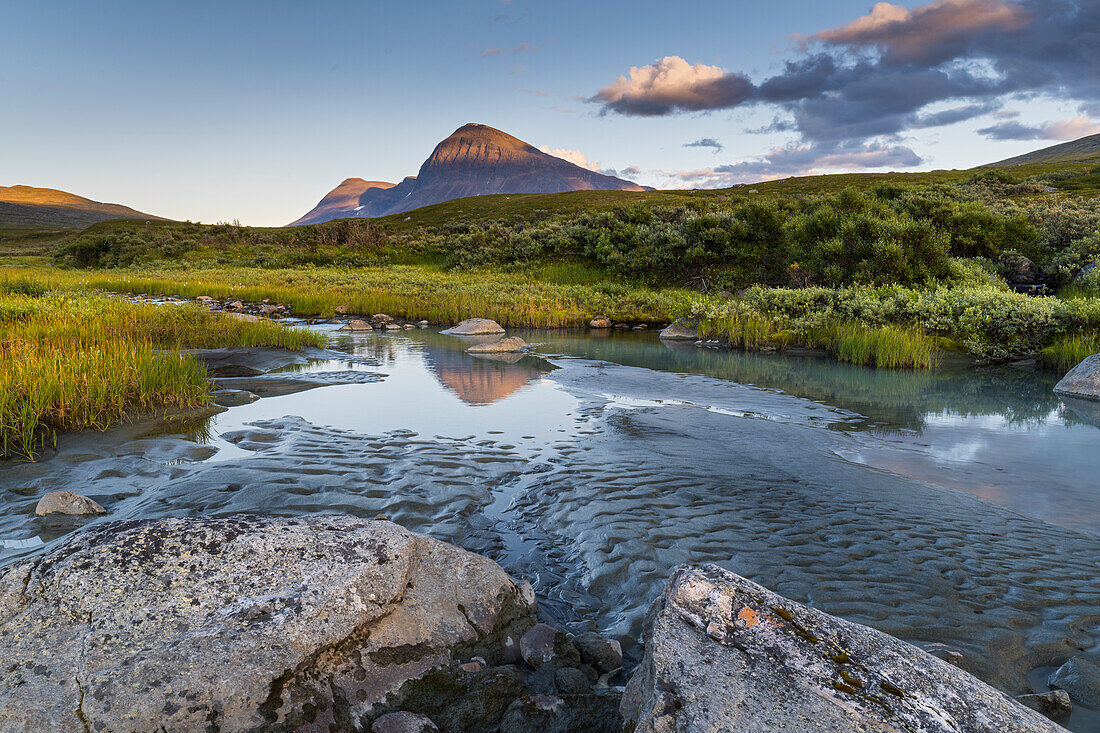  Mount Nijak, Sjnjuvtjudisjahka river, Sarek National Park, Lapland, Sweden, Europe 