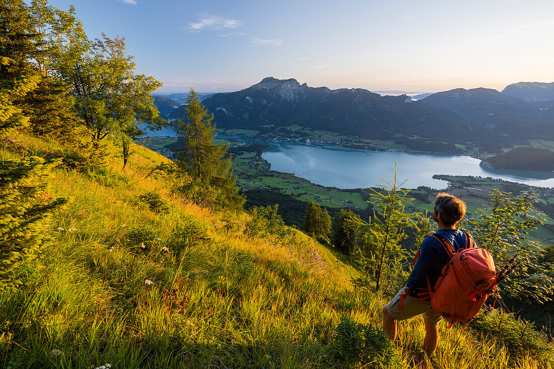 Wanderer auf der Bleckwand, Wolfgangsee, Salzkammergut, Salzburg, Österreich