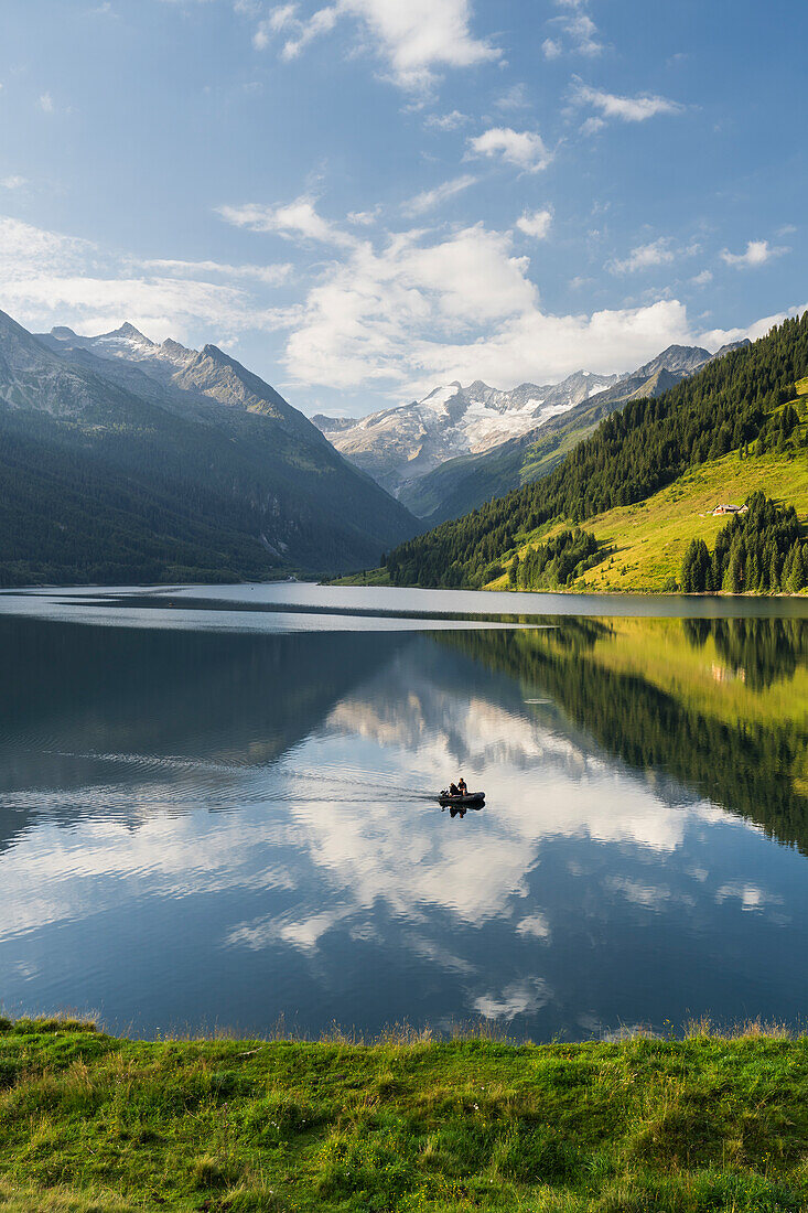 Fischerboot, Speicher Durlassboden, Gerlospass, Zillertaler Alpen, Salzburg, Österreich