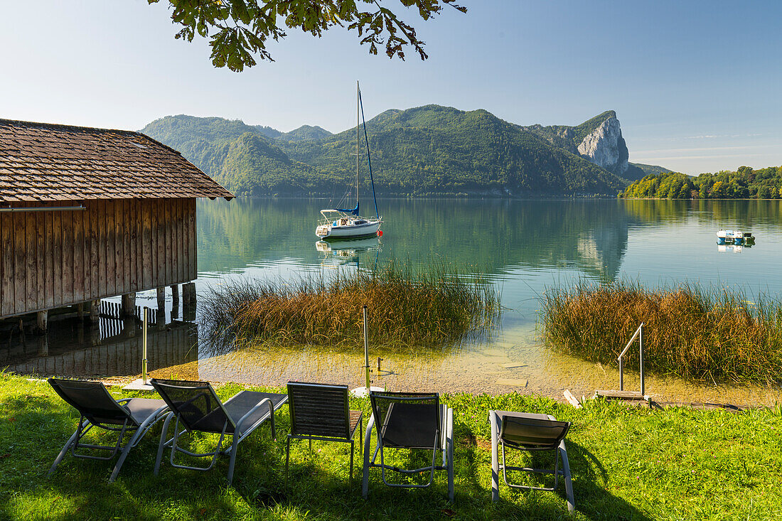 Liegestühle und Bootshaus am Mondsee, Drachenwand, Salzkammergut, Salzburg, Österreich