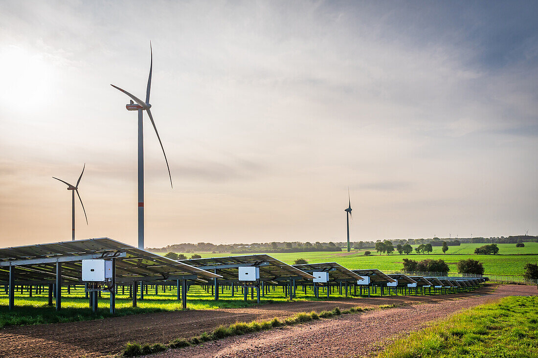 Solarpark mit Modulen, Wechselrichtern und Windkraftanlagen