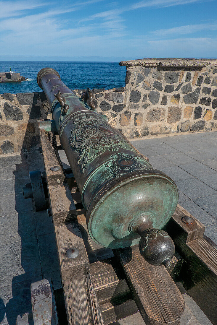 Historische Kanone auf der Festung Batería Santa Bárbara im Hafen von Puerto de la Cruz, Teneriffa, Kanarische Inseln, Spanien