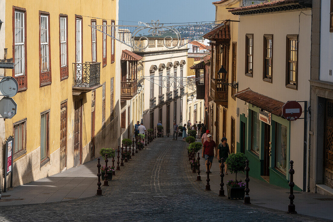 Orotava; steile Straßen wie die Calle Escultor Estévez, sind ein Merkmal der an einen Hang gebauten Stadt, Teneriffa, Kanarische Inseln, Spanien