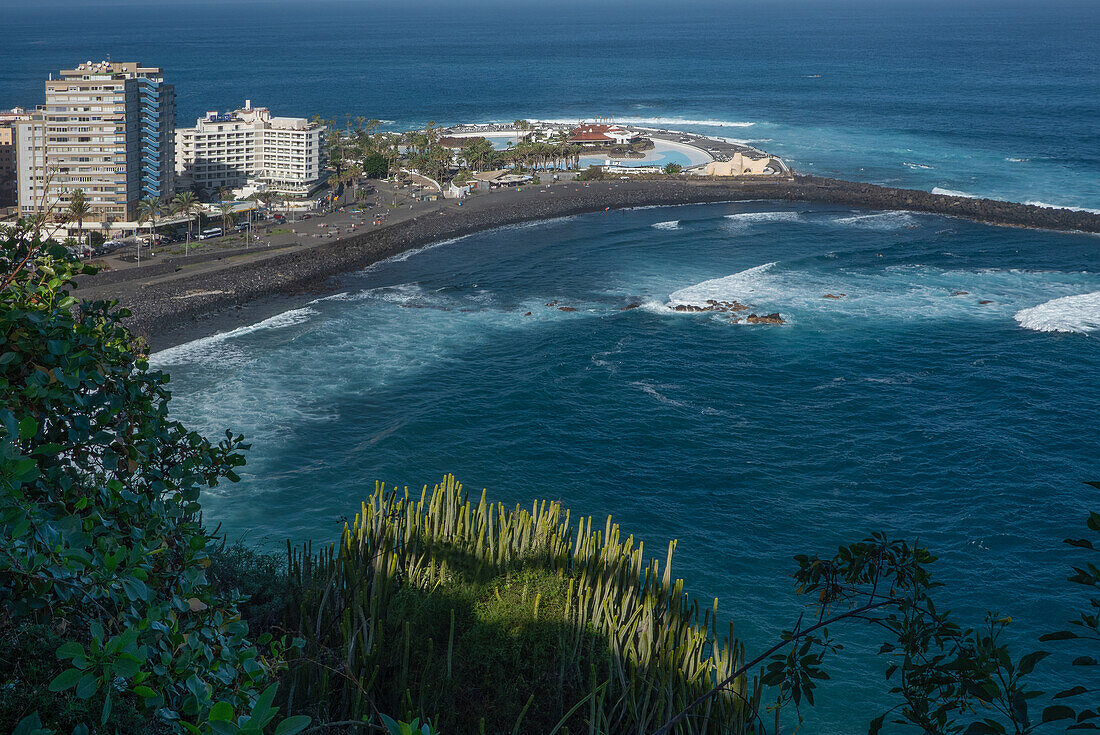 Puerto de la Cruz; Blick auf die Playa Martiánez mit der von César Manrique gestalteten Badelandschaft Lago Martiánez, Teneriffa, Kanarische Inseln, Spanien