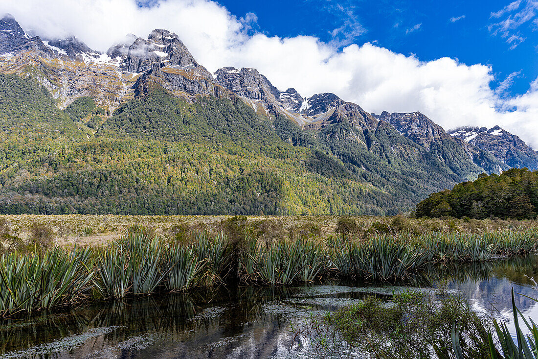 Wunderschöner blauer Himmel und die Südalpen spiegeln sich, Mirror Lakes, Neuseeland