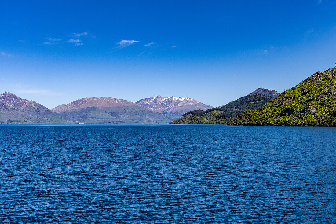 Blick auf den Lake Wakatipu und die Berggipfel neben Queenstown, Neuseeland