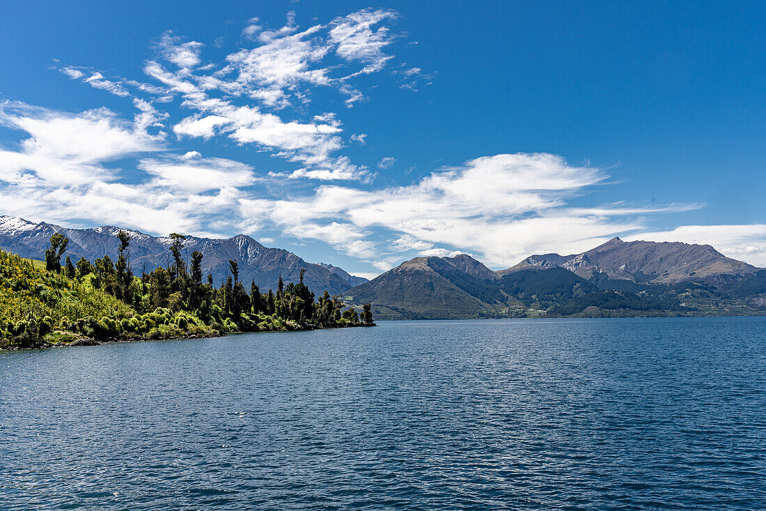 Blick auf den Lake Wakatipu und die Berggipfel neben Queenstown, Neuseeland