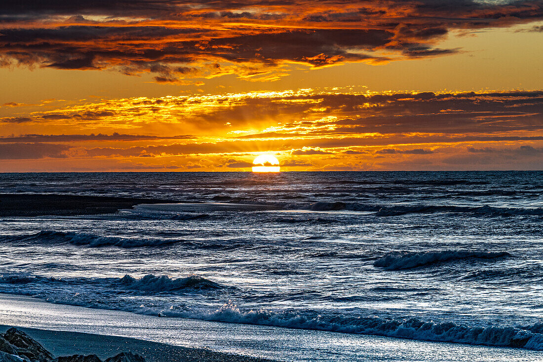 Brillanter Sonnenuntergang, Tasmanische See bei Hokitika, Neuseeland