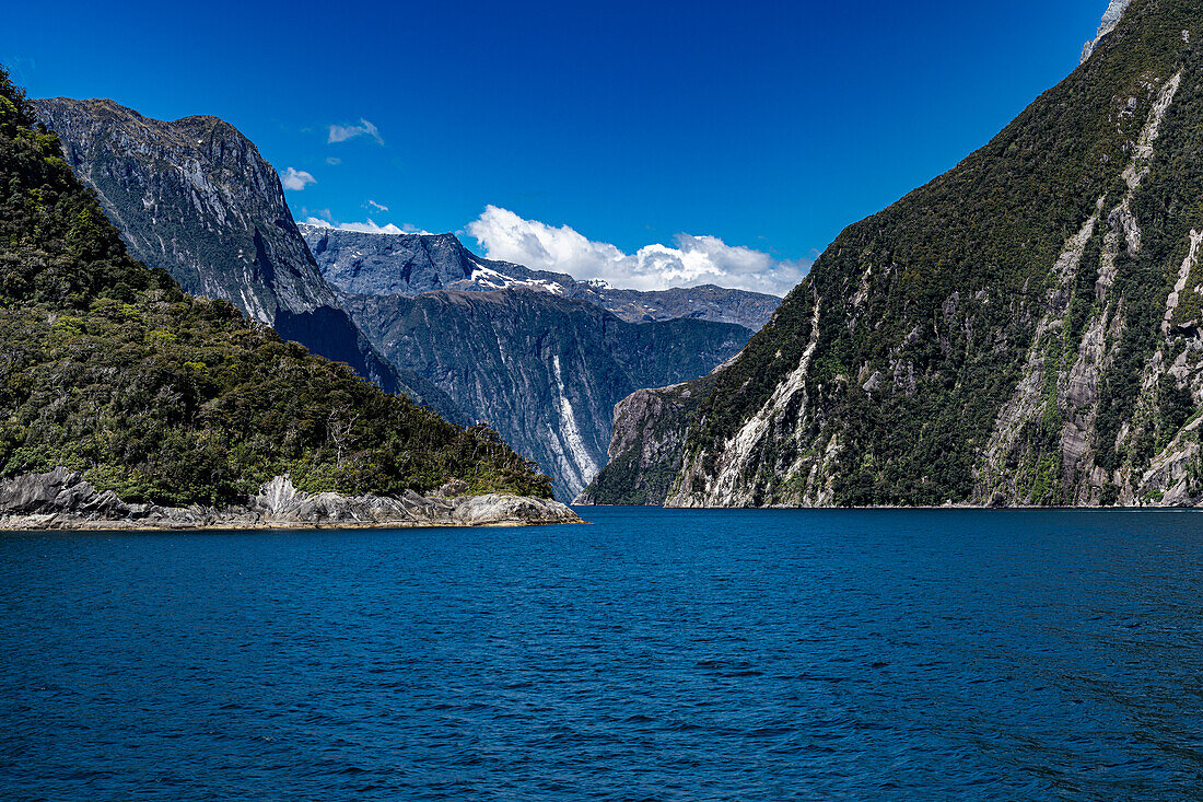 Blick auf den Milford Sound während einer Bootsfahrt zum Meer, Südinsel Neuseeland