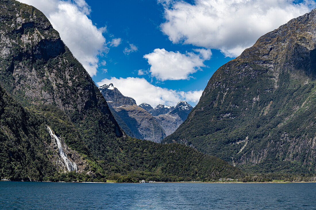 Blick auf den Milford Sound während einer Bootsfahrt zum Meer, Südinsel Neuseeland