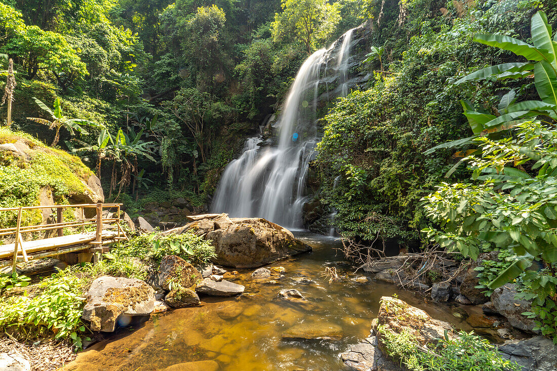 Der Pha Dok Siew Wasserfall am Pha Dok Sieo Nature Trail im Doi Inthanon Nationalpark, Chiang Mai, Thailand, Asien