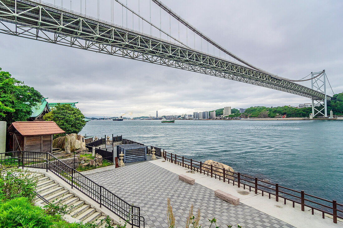 Hängebrücke über den Fluss am Hafen, Stadtteil Mojiku, Stadt Kitakyushu, Präfektur Fukuoka, Japan