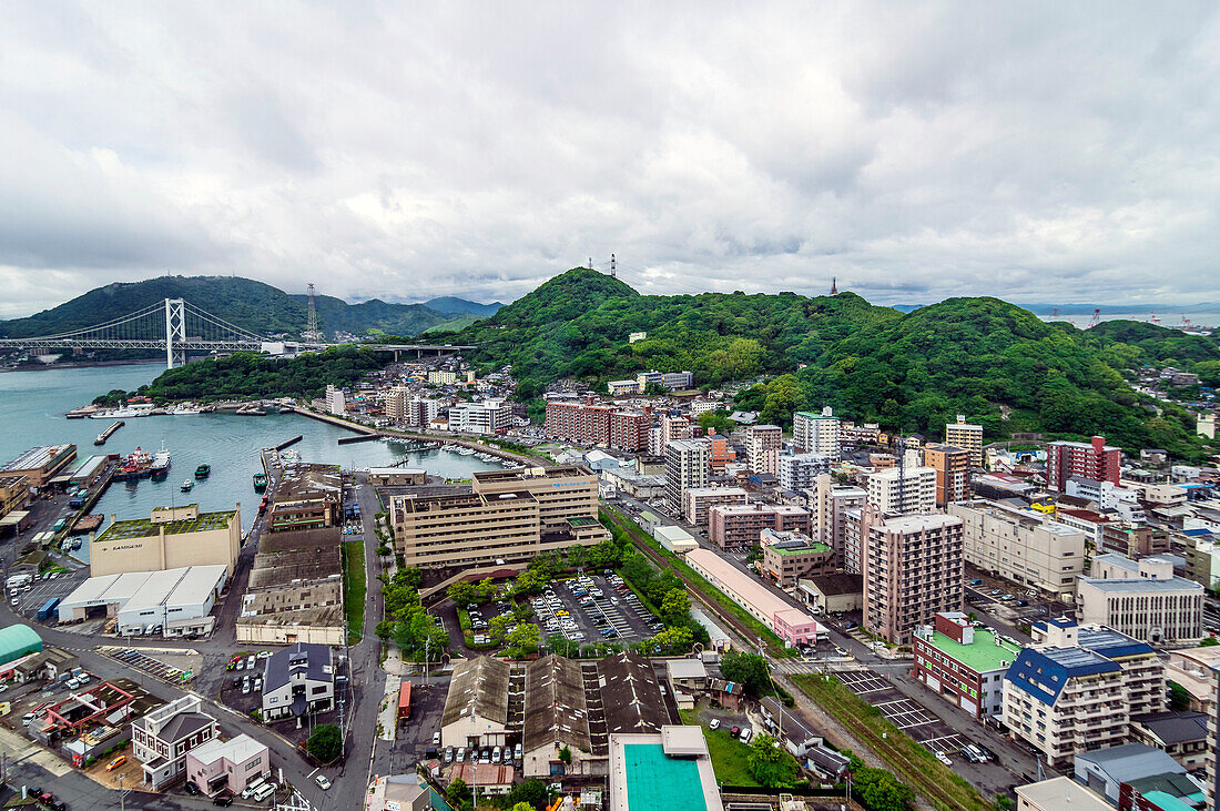 Blick vom Hochhaus auf den Stadtteil Mojiku, Stadt Kitakyushu, Präfektur Fukuoka, Japan
