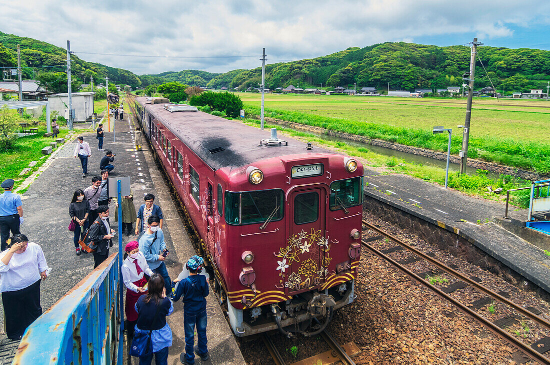 The Marumaru no Hanashi is a sightseeing train that began operating in August 2017 and operates on the San'in Line along the westernmost coast of Japan's main island of Honshu