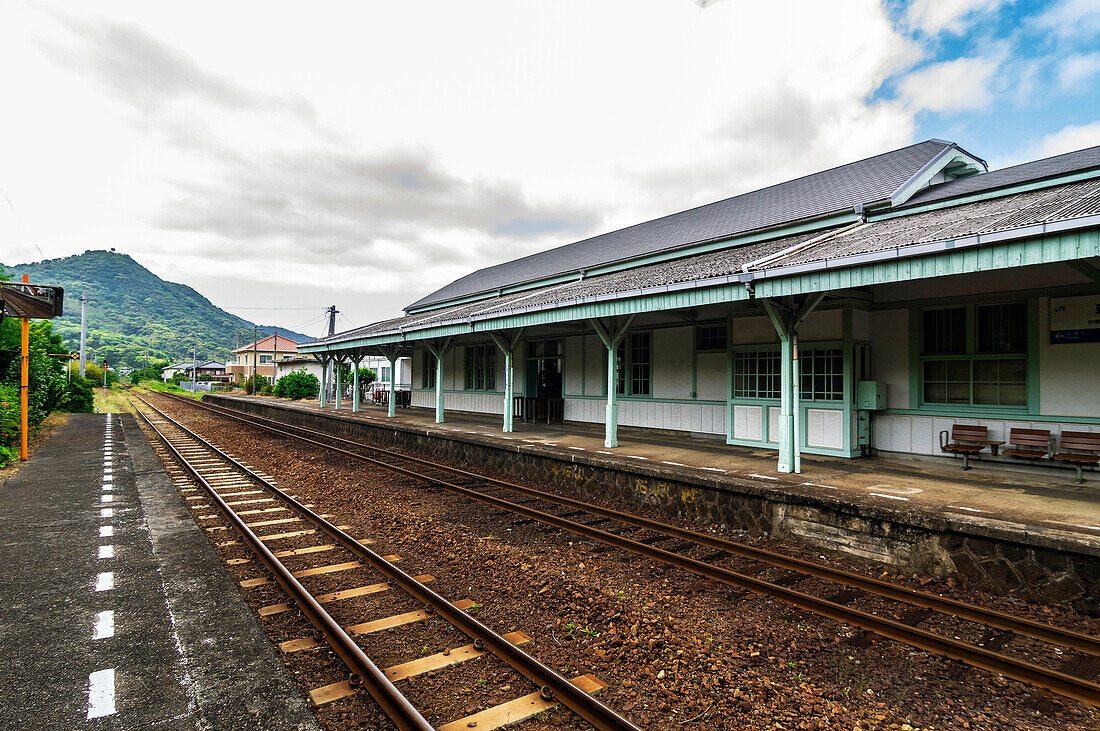 Bahnhof Hagi an der Bahnstrecke des Marumaru no Hanashi Zuges, San'in-Linie entlang der westlichsten Küste von der Hauptinsel Honshū, Japan