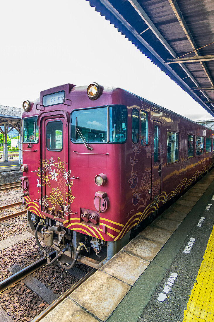 Bahnhof an der Bahnstrecke des Marumaru no Hanashi Zuges, San'in-Linie entlang der westlichsten Küste von der Hauptinsel Honshū, Japan