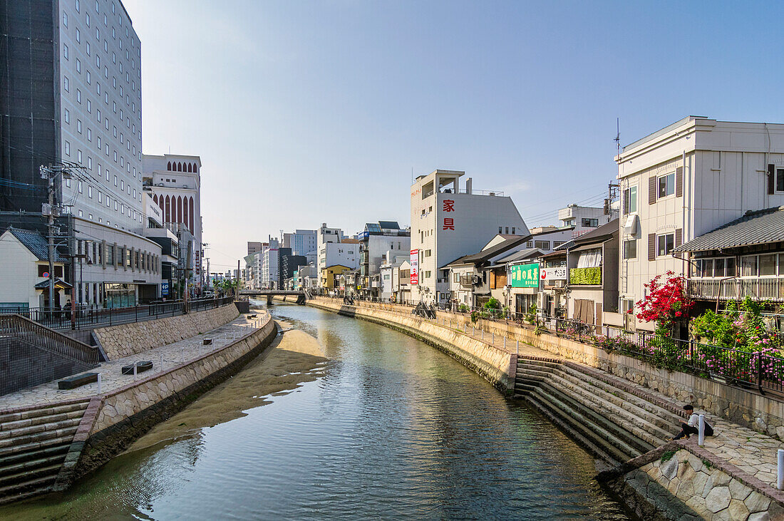 Hochhäuser am Fluss, Fukuoka, größte Stadt auf Insel Kyūshū, Präfektur Fukuoka, Japan