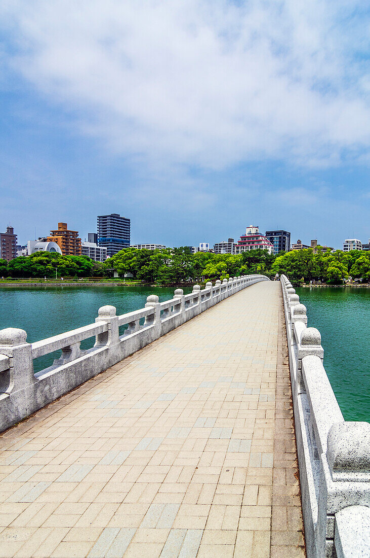 Brücke über den Fluss, Fukuoka, größte Stadt auf Insel Kyūshū, Präfektur Fukuoka, Japan